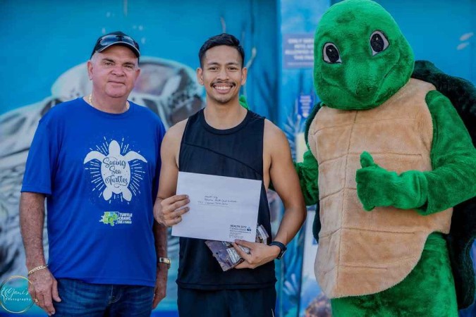 Turtle-Crawl-2024-Health-City-raffle-winner-with-CEO-20250527101236